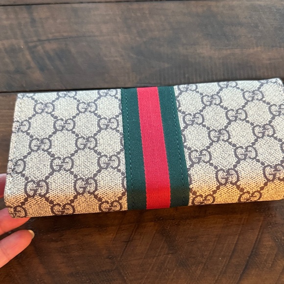 Gucci Beige and Red Patterned Wallet - Picture 5 of 5